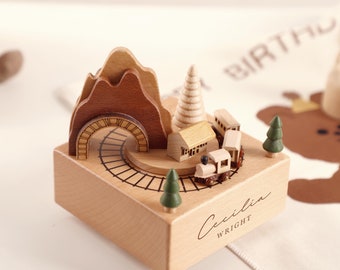 Spieluhr aus Holz, handgefertigte Spieluhr aus Holz, Zug-Geburtstags-Spieluhr, 1. Geburtstag, personalisiertes Spieluhr-Geschenk, Babyparty-Geschenk