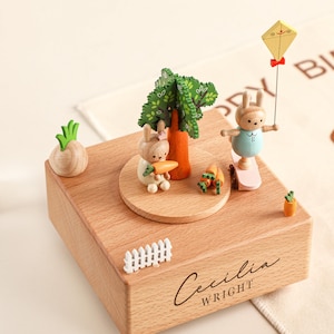 Caja de música de conejito de patineta, caja de música de madera, caja de música de madera personalizada hecha a mano, regalo para primer cumpleaños, regalo de caja de música personalizada, regalo para bebé