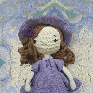 Maison de poupée fille échelle 1:12 miniature porcelaine violet foncé jupe  chapeau femme victorienne en céramique poupée personnes modèle ornement  décoration d'anniversaire cadeau pour fille : : Jouets