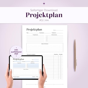 Puede incluir: Una plantilla de plan de proyecto digital en tamaños A5 y A4, con secciones para objetivos, hitos, ideas, notas y tareas con fechas límite. El documento incluye el texto Projektplan y una tableta muestra una versión PDF rellenable.
