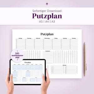 Könnte beinhalten: Ein Putzplan-Vorlagenblatt mit wöchentlichen, monatlichen und jährlichen Abschnitten. Das Dokument enthält Checkboxen für tägliche Aufgaben und ist in den Größen A5, A4 und A3 erhältlich. Ein Tablet zeigt die digitale Version als ausfüllbares PDF.