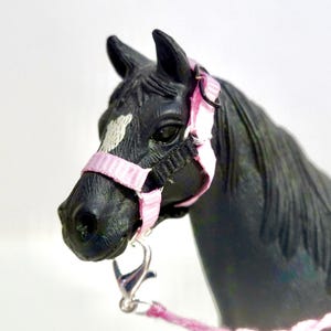 Schleich Horse Svart/Rosa Grimma - NY OCH FÖRBÄTTRAD bild 7