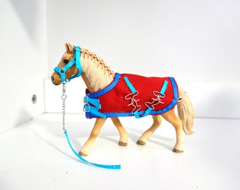 Derka i kantar dla koni Schleich Horse w kolorze czerwono-niebieskim