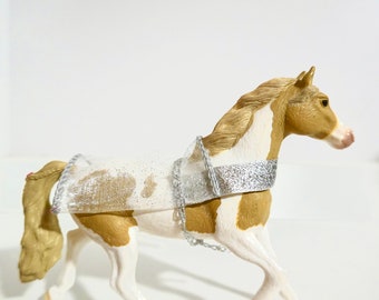 Strój bożonarodzeniowy z koniem Schleich