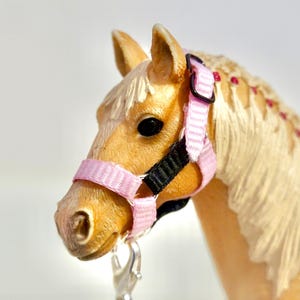 Schleich Horse Svart/Rosa Grimma - NY OCH FÖRBÄTTRAD bild 1
