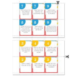 Op de afbeelding: Een set van 12 kleurrijke kaarten met prikkelende vragen voor een spel of activiteit. De kaarten zijn verdeeld in drie rijen van vier kaarten. De kaarten zijn geel, blauw en roze met witte tekst.