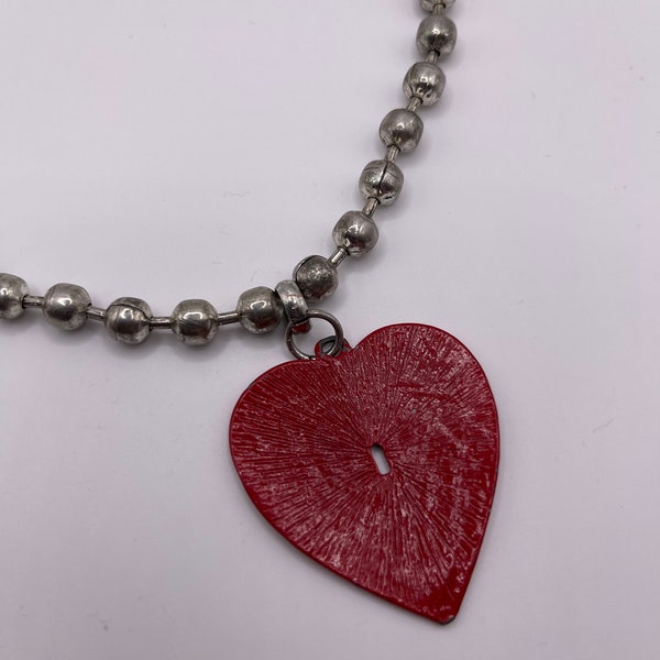 Collier sautoir upcyclé - chaine acier perlée et gros pendentif coeur rouge