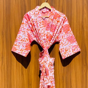 ピンク＆オレンジの着物ローブ｜ソフトコットンラップ｜彼女への手作りギフト｜スパデーの装い｜ボヘミアンフローラルラウンジウェア