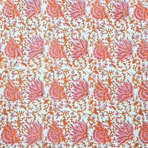 Pode incluir: Um tecido branco com um padrão repetido de desenhos florais rosa e laranja. O tecido tem um visual vintage e tradicional.