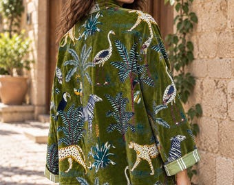 Giacca da donna in velluto verde oliva con stampa giungla, capospalla di tendenza.