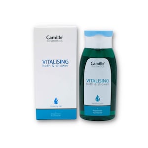 Könnte beinhalten: Eine grüne Flasche Camille Vitalising Bade- und Duschgel mit blauem Deckel. Die Flasche ist mit dem Text "Vitalising bath & shower" und "Peppermint Essential Oil" beschriftet.