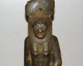 Zabytkowa statua Sekhmet – replika egipskiej bogini wojny, eksponat muzealny