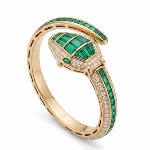 Puede incluir: Una pulsera de oro con forma de serpiente enroscada, con la cabeza y el cuerpo engastados con esmeraldas verdes talla baguette y diamantes blancos talla brillante. La banda de metal tiene un acabado pulido y una construcción flexible y segmentada.