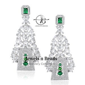 Brincos Jhumka leves em camadas de zircônia branca artesanal verde esmeralda CZ 33 gramas Brincos longos em latão de alta qualidade Presente de Ação de Graças