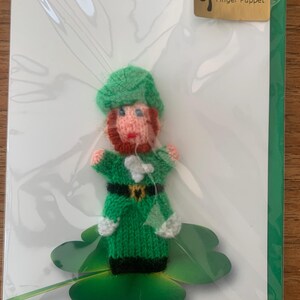 Carte irlandaise de la Saint-Patrick avec marionnette à doigt lutin tricotée à la main