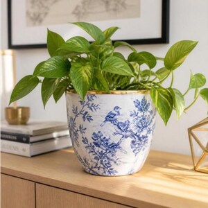Maceta de estilo Toile azul y blanco, maceta china con borde dorado, decoración Grandmillennial.