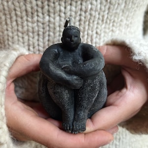 Dolores Negro Cera de Abeja Natural Cuerpo Femenino Vela de Altar Única para Ceremonia Regalos de Meditación Hecho a mano Mujer Propiedad de Pequeñas Empresas Hecho en EE.UU.