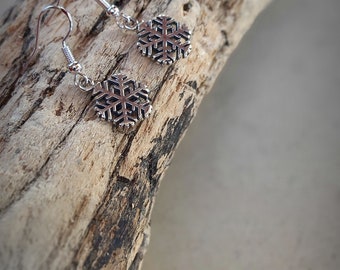 Magnifiques boucles d'oreilles flocon de neige en argent sterling.