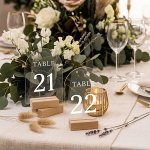 Tischnummern Hochzeit Acryl Transparent mit Holzfuß – Tischnummern Bogenform – Wedding Table Numbers – Moderne Tischdeko Hochzeit mit Holz