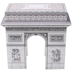 Może przedstawiać: Papierowy model Łuku Triumfalnego z detalami w kolorach szarym i białym, przedstawiający elementy architektoniczne pomnika, w tym płaskorzeźby, kolumny oraz centralny łuk, w formie płaskiego modelu do złożenia.