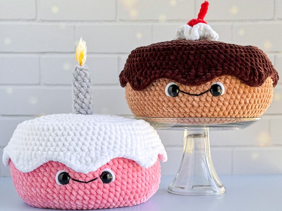 TOYMIS Gâteau D'Anniversaire Au Crochet Positif - Poupée Nourriture Tricotée Avec Carte Motivation - Mini Déco Bureau 9,6x6,2 Cm