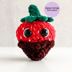 Peut inclure: Patron de crochet pour une fraise rouge et brune avec des feuilles vertes et des yeux noirs. Le patron est disponible en t&eacute;l&eacute;chargement instantan&eacute;.  "CROCHET PATTERN INSTANT DOWNLOAD"