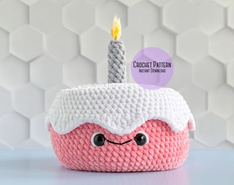 Patrón de crochet de pastel de cumpleaños de peluche amigurumi, pastel de cumpleaños con vela, pastel con crema batida con una cereza, patrón de crochet de comida de juguete