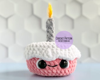 Patrón de crochet para mini pastel de cumpleaños de peluche amigurumi, mini pastel con vela, mini pastel con crema batida y cereza, patrón de crochet para comida de juguete