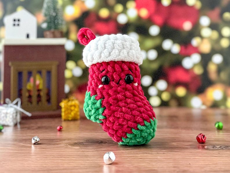 K&ouml;nnte beinhalten: Eine handgefertigte geh&auml;kelte Weihnachtsstrumpf in Rot, Wei&szlig; und Gr&uuml;n. Der Strumpf hat eine wei&szlig;e Manschette und gr&uuml;ne Akzente an der Spitze und Ferse. Er hat schwarze Sicherheitsaugen und eine kleine Schlaufe zum Aufh&auml;ngen. Festliche Weihnachtsdekoration.