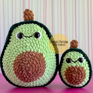 Puede incluir: Patrón de crochet para hacer peluches amigurumi de aguacate. El patrón incluye instrucciones para hacer dos tamaños de aguacates, uno grande y uno pequeño. Los aguacates son verdes con hoyos marrones y tienen caras lindas.