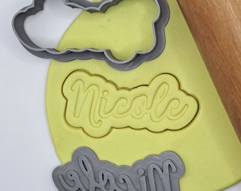 Kakform och stämpelset med personligt namn. Handskrivet teckensnitt och namnstämpel med enfärgade tecken. Även perfekt till fondant!