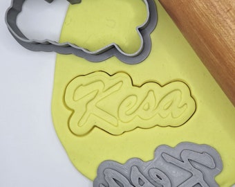 Kakform och stämpelset med personligt namn. Namnkontur med penseldrag och namnstämpel med enfärgade tecken. Även perfekt till fondant!