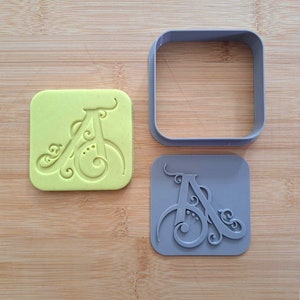 Elegante juego de sellos y cortadores de galletas con monograma de letra A. Galleta de placa de iniciales intrincadas. PLA impreso en 3D.