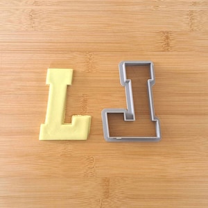 Cortador de galletas único de la letra L de deportes universitarios. Fuente en cursiva de la chaqueta de Letterman. Cortador de arcilla fondant. Personajes inclinados para una apariencia divertida.