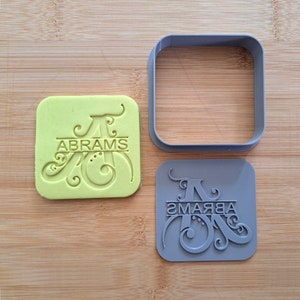Juego personalizado de sellos y cortadores de galletas con monograma de letra elegante y elegante. Intrincada galleta con placa con el nombre de la familia. PLA impreso en 3D.