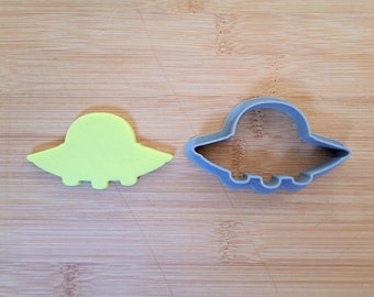 Retro sci-fi UFO cookie cutter. Great little kid's birthday biscuit. 3D Printed PLA fondant, dough, plasticine, Play-Doh, clay cutter