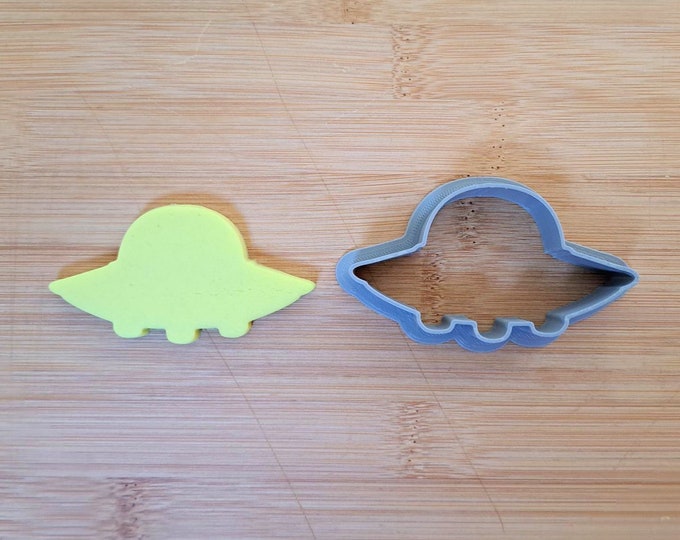 Retro sci-fi UFO cookie cutter. Great little kid's birthday biscuit. 3D Printed PLA fondant, dough, plasticine, Play-Doh, clay cutter