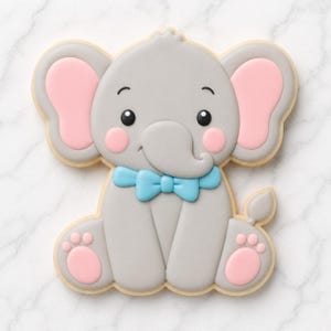Puede incluir: Una galleta con forma de elefante gris con orejas, mejillas y almohadillas rosas. El elefante tiene una pajarita azul claro y ojos negros. La galleta está delineada en color beige claro.