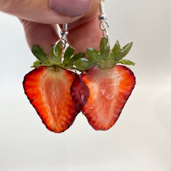 Véritables tranches de fraises rouges dans des boucles d'oreilles en résine avec crochets en argent sterling 925. Paire de belles pièces faites à la main, uniques, uniques en leur genre