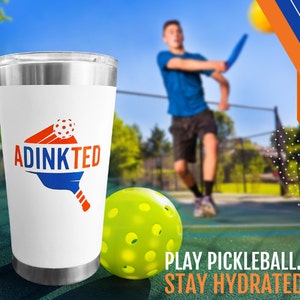 Pickleball Becher - 20 Unzen Edelstahl Isolierbecher - Lustiges Pickleball Geschenk für Spieler - ADINKTED Design - Warm & Kalt Reisebecher