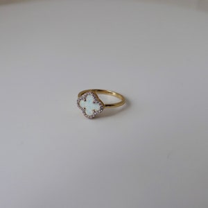 14 k yellow gold  white clover ring
