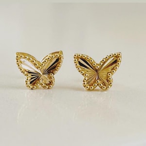 Orecchini a farfalla in oro massiccio 14k. Un simbolo senza tempo di grazia e trasformazione.