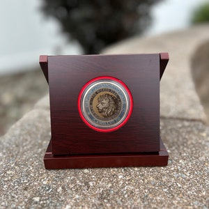 Single Challenge Münz-Vitrine aus Holz für eine 5 cm Münze