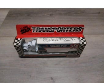 Matchbox Super Stars Transporter Semi 43 STP SIGNED By Richard Petty NASCAR 1/64