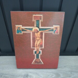 Puede incluir: Un letrero de madera r&uacute;stica con el texto "Welcome to our home" en letras blancas. El letrero presenta un acabado envejecido y un dise&ntilde;o simple y acogedor, ideal para un porche o entrada.