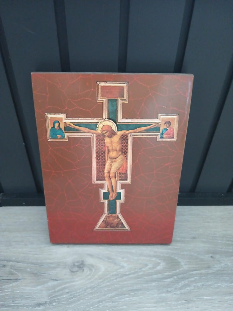 Puede incluir: Un letrero de madera r&uacute;stica con el texto "Welcome to our home" en letras blancas. El letrero presenta un acabado envejecido y un dise&ntilde;o simple y acogedor, ideal para un porche o entrada.