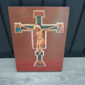 Puede incluir: Un juego de tres tazas de cer&aacute;mica con un acabado moteado y mate. Las tazas son de color crema, gris claro y gris oscuro. Cada taza tiene un dise&ntilde;o simple y minimalista, ideal para caf&eacute; o t&eacute;.