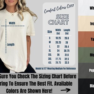 K&ouml;nnte beinhalten: Cremefarbenes T-Shirt mit Gr&ouml;&szlig;entabelle und Farbmustern. Die Gr&ouml;&szlig;entabelle zeigt die Ma&szlig;e in Zoll f&uuml;r Breite und L&auml;nge. Verf&uuml;gbare Farben sind Wei&szlig;, Elfenbein, Yam, Moos, Pfeffer und Schwarz.