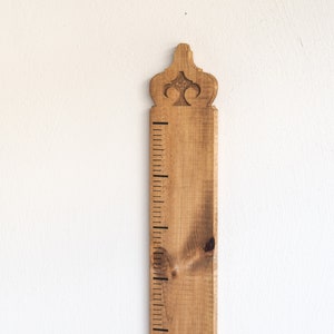 houten tuit met groeimeter, liniaal hoogtemeter rustieke uitstraling, massief houten decoratie voor een kinderkamer, vintage 1e verjaardagscadeau,