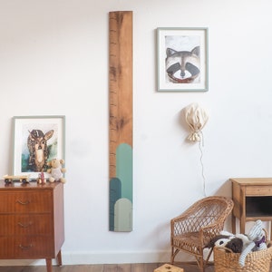 Tableau des hauteurs de règle Montagnes vertes peintes, motif moderne pour la décoration de la maison, style minimaliste pour la maison, cadeau d'anniversaire fait main pour enfant